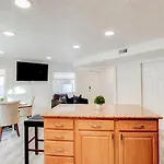Modern Private Whole Unit 4 Bedroom Guest Suite King Bed