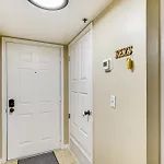 Cozy And Centrally Located Slc Condo With Balcony!