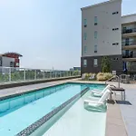 Lux Apt. Top Floor New Kingbed, Free Prkg Gym Pool