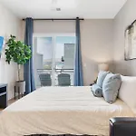 Lux Apt. Top Floor New Kingbed, Free Prkg Gym Pool