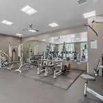 Lux Apt. Top Floor New Kingbed, Free Prkg Gym Pool