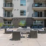 Lux Apt. Top Floor New Kingbed, Free Prkg Gym Pool