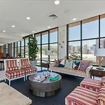 Downtown Lux Bldg - Rooftop Pool-Hottub - King Bed