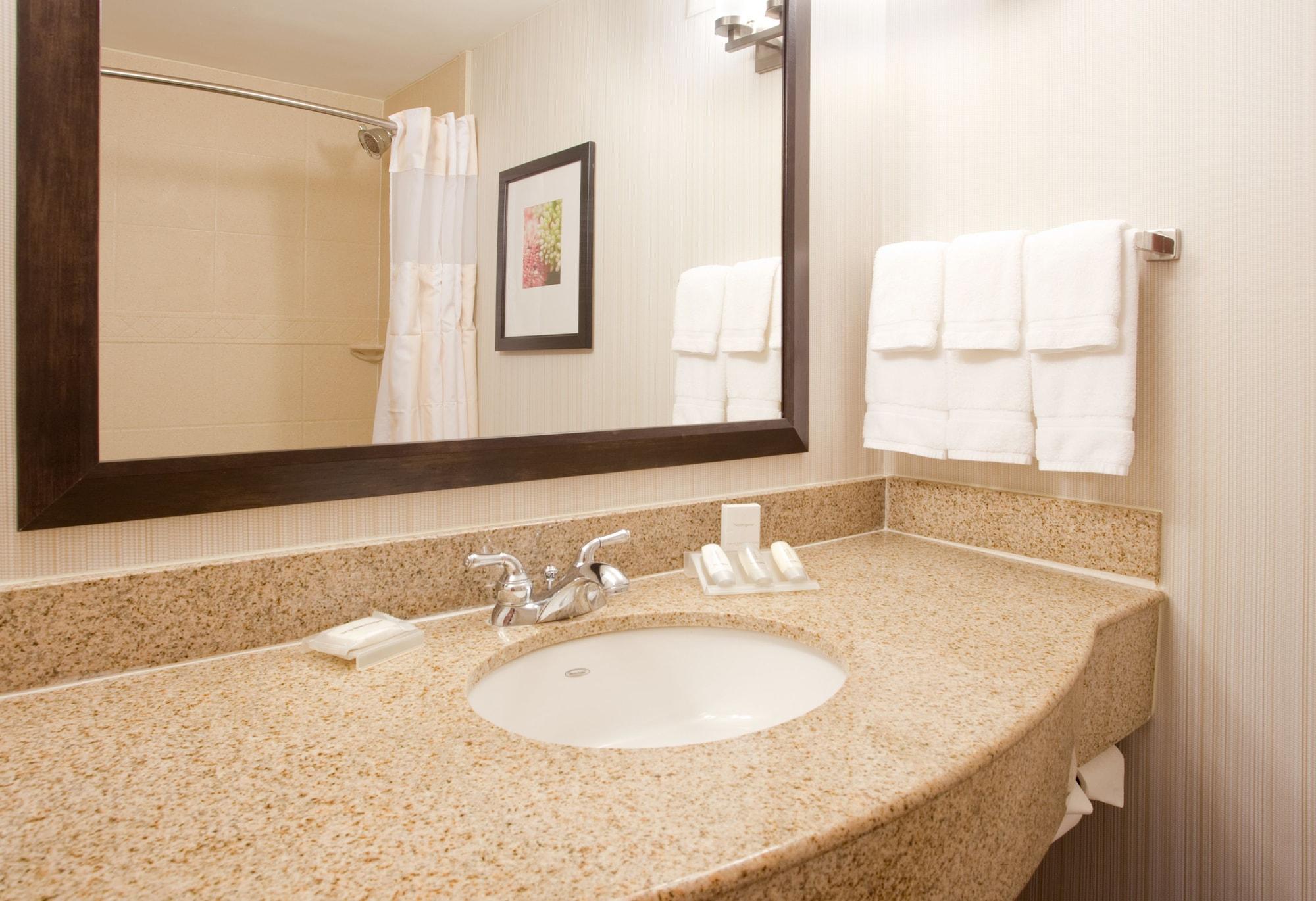 Hilton Garden - Salt Airport 3*