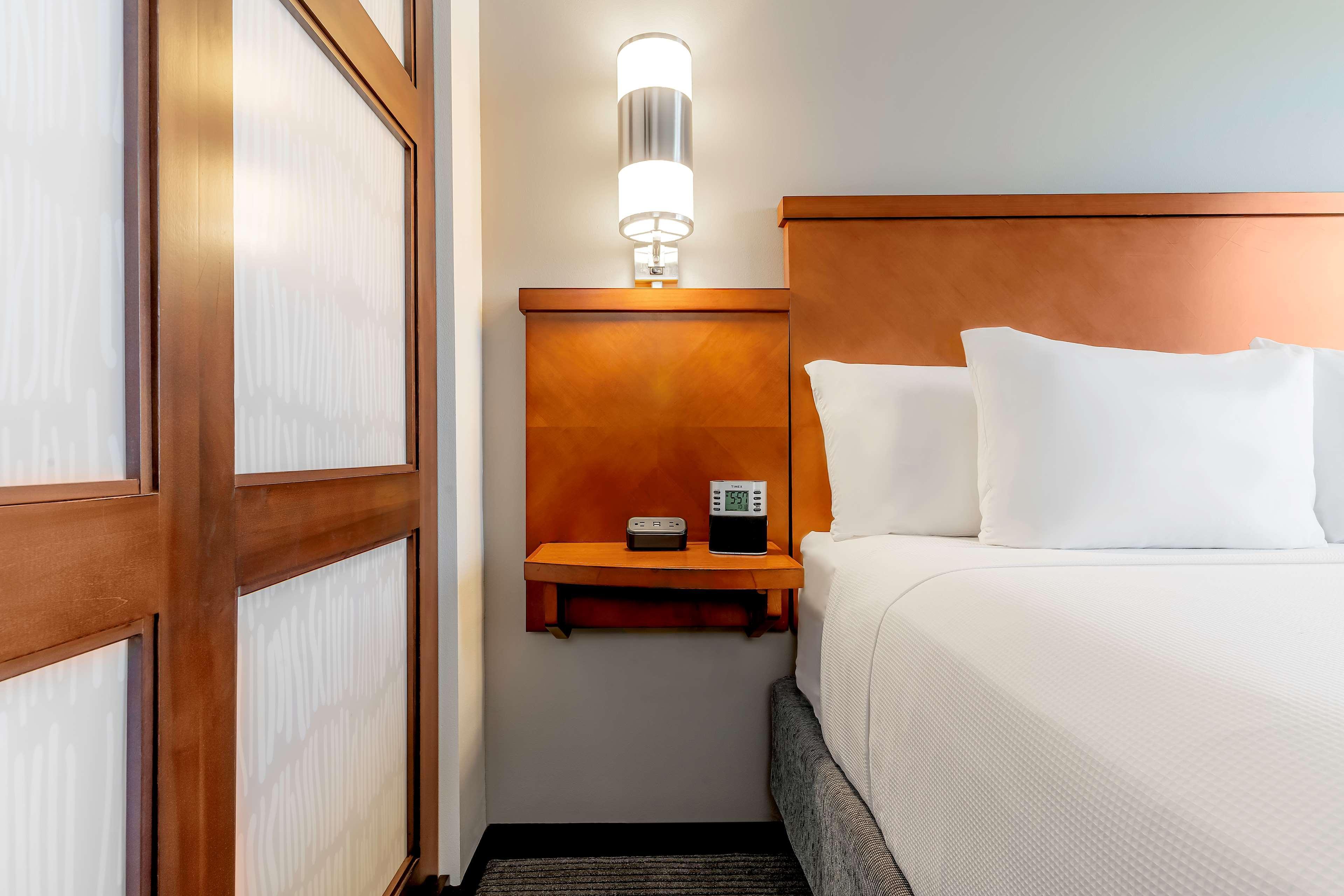 Hotel Hyatt Place Salt Airport 3*