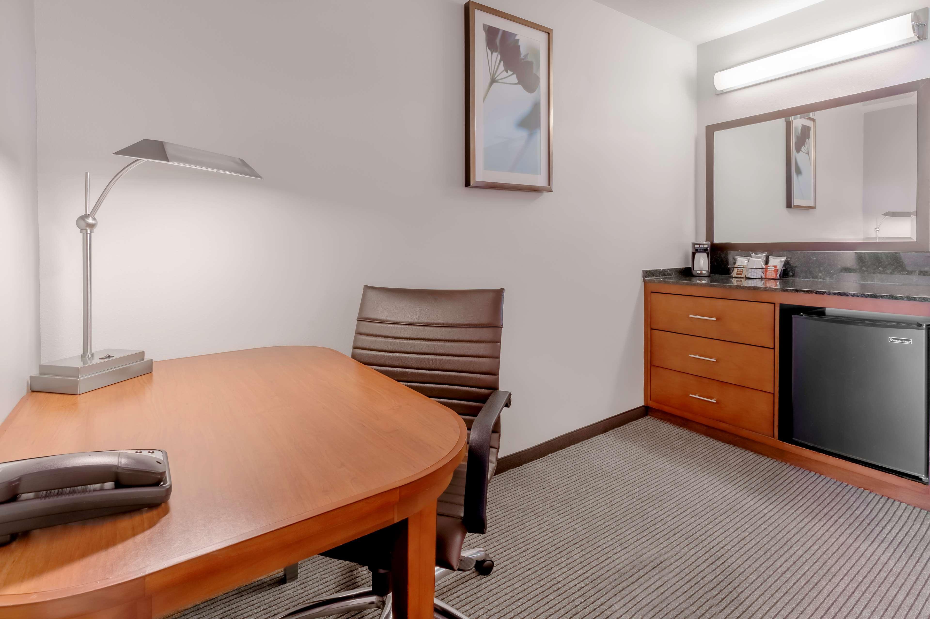 Hyatt Place Salt Airport Hotel 3*