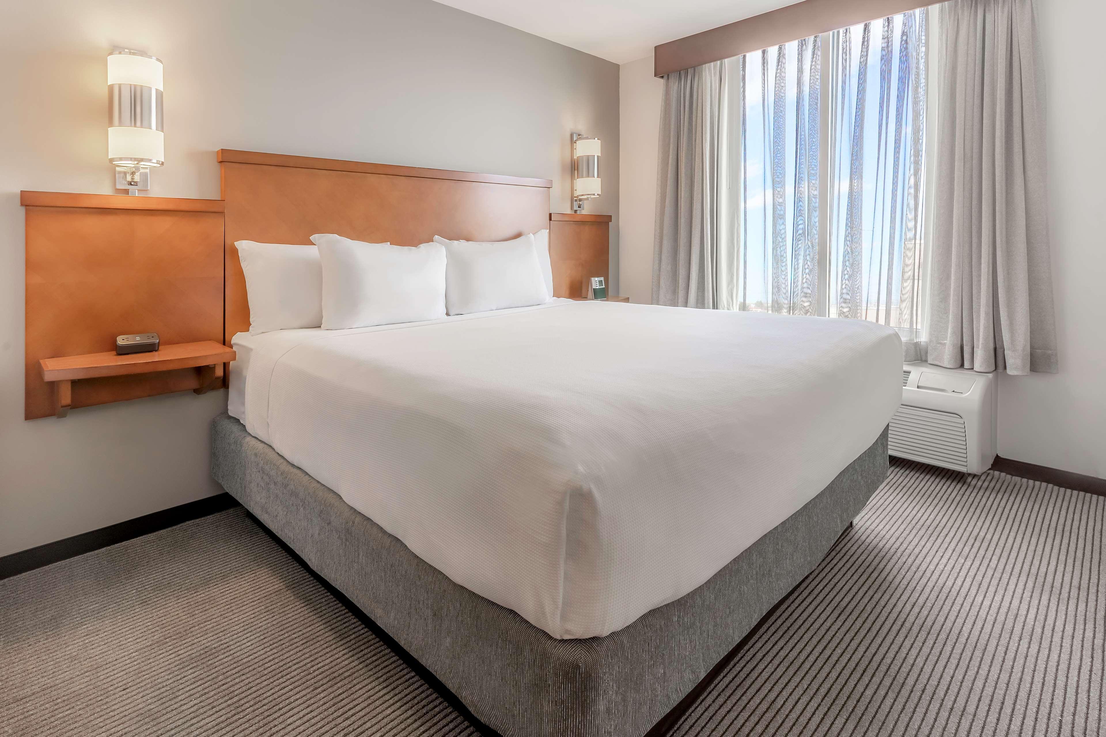 Hyatt Place Salt Airport