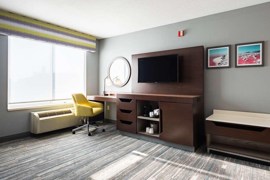 Hotel Hampton & Salt Airport
