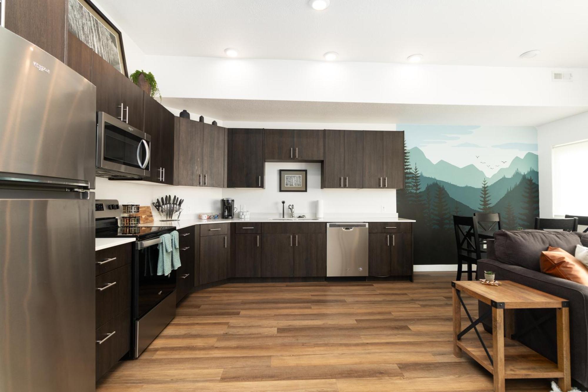 Near Downtown, Mountain Vibes, Gig Wi-fi Business Apartment *