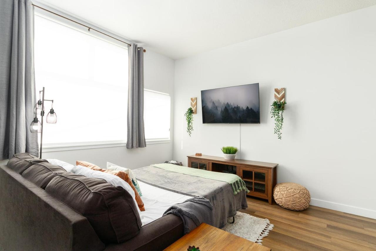 Near Downtown, Mountain Vibes, Gig Wi-fi Business Apartment