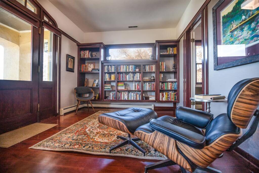 Villa Stunning View, Frank Lloyd Wright Inspired Home!