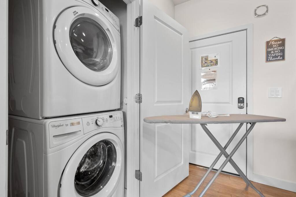 King Bd - View - Downtown Walking Paradise Apartment *