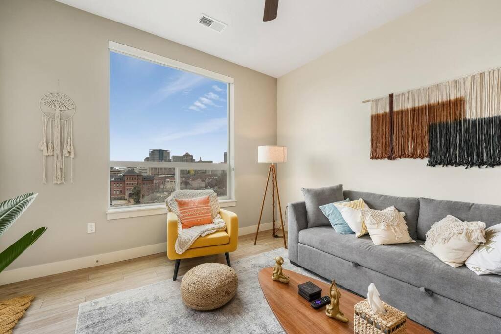 Apartment King Bd - View - Downtown Walking Paradise