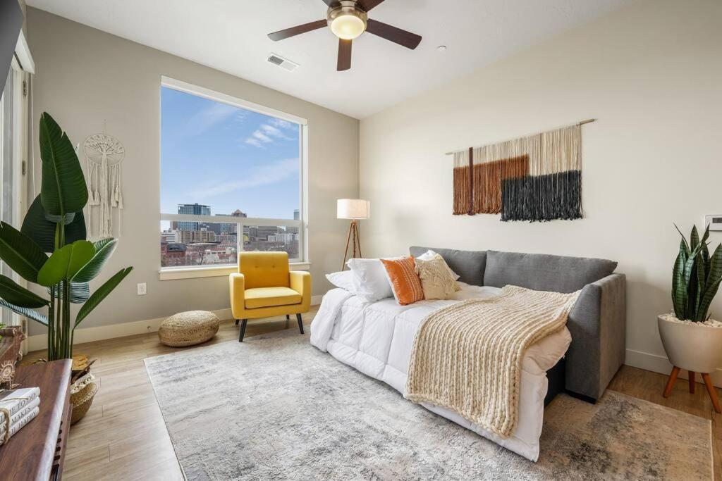 Apartment King Bd - View - Downtown Walking Paradise
