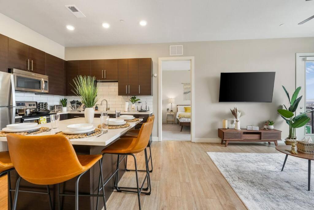 King Bd - View - Downtown Walking Paradise Apartment