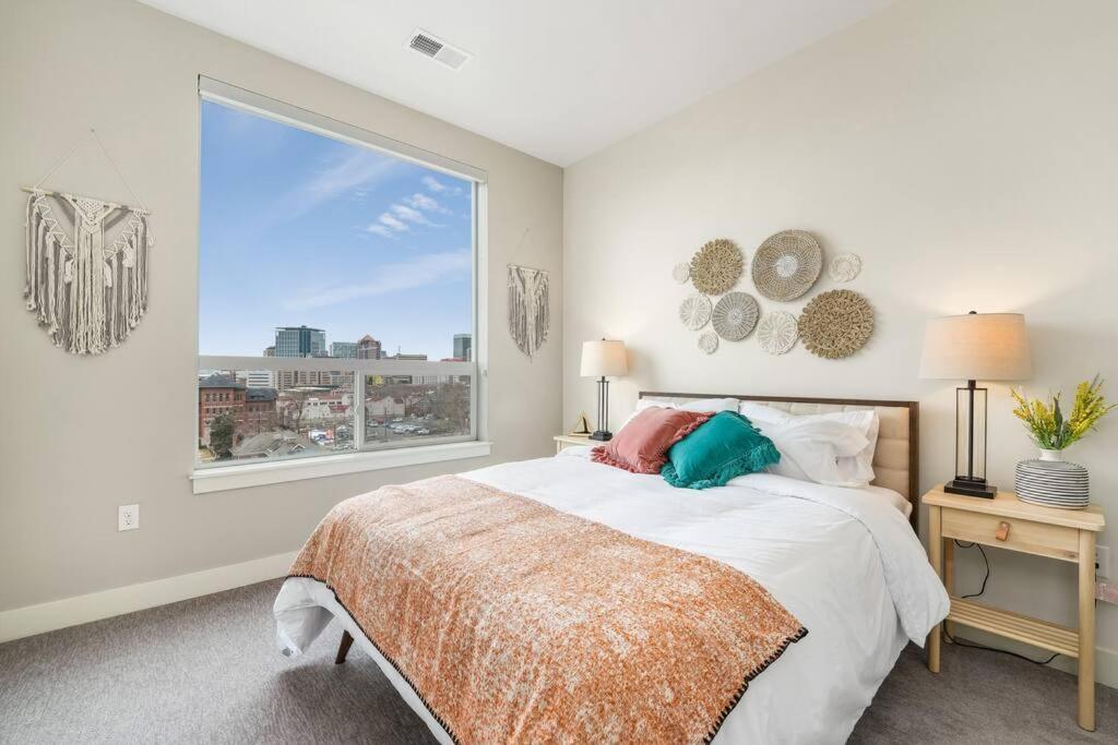 King Bd - View - Downtown Walking Paradise Apartment