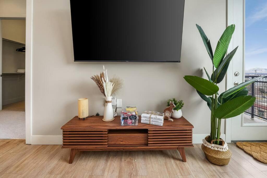 King Bd - View - Downtown Walking Paradise Apartment *