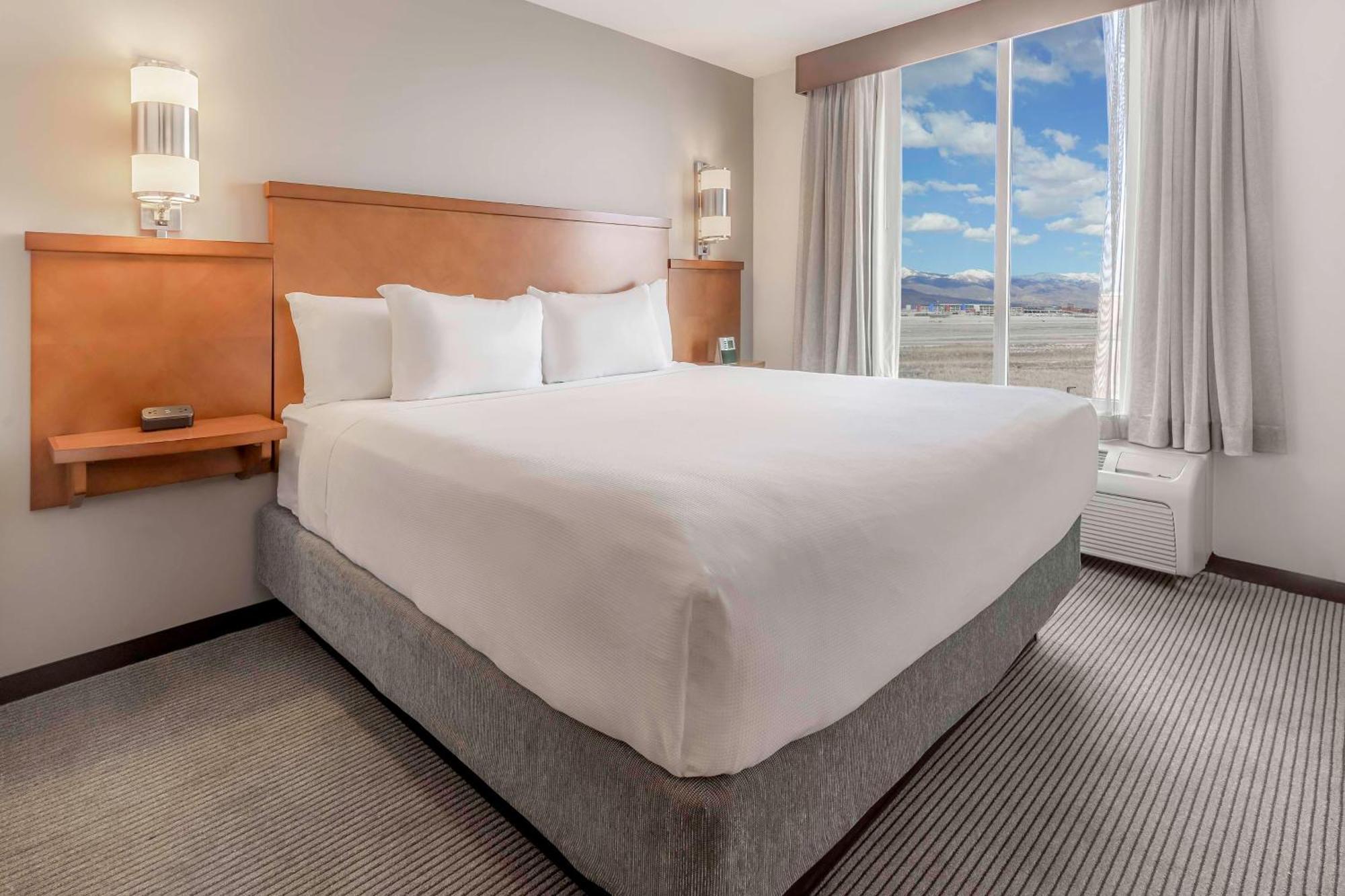 Hotel Hyatt Place Salt Airport