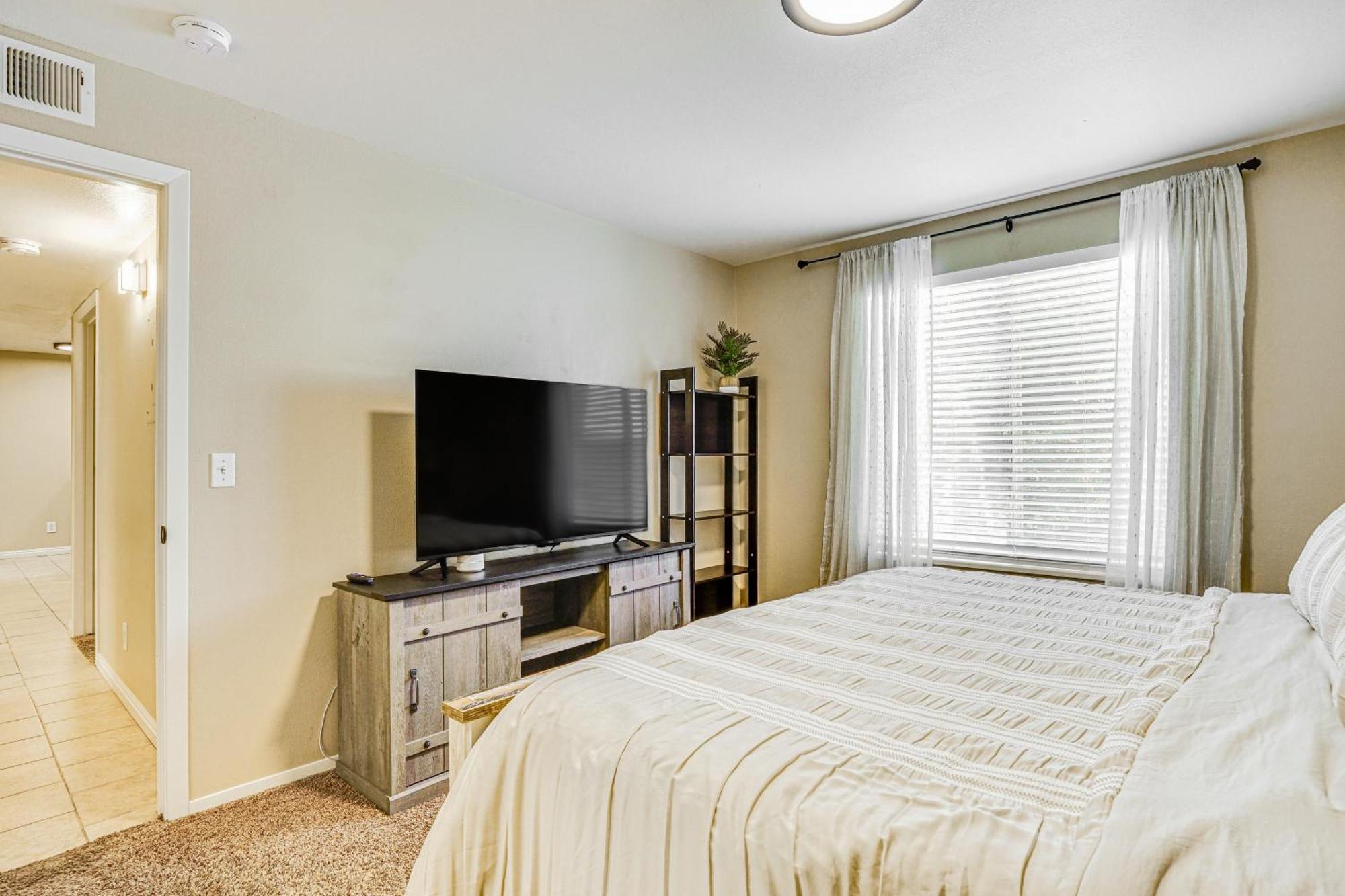 Cozy And Centrally Located Slc With Balcony! *