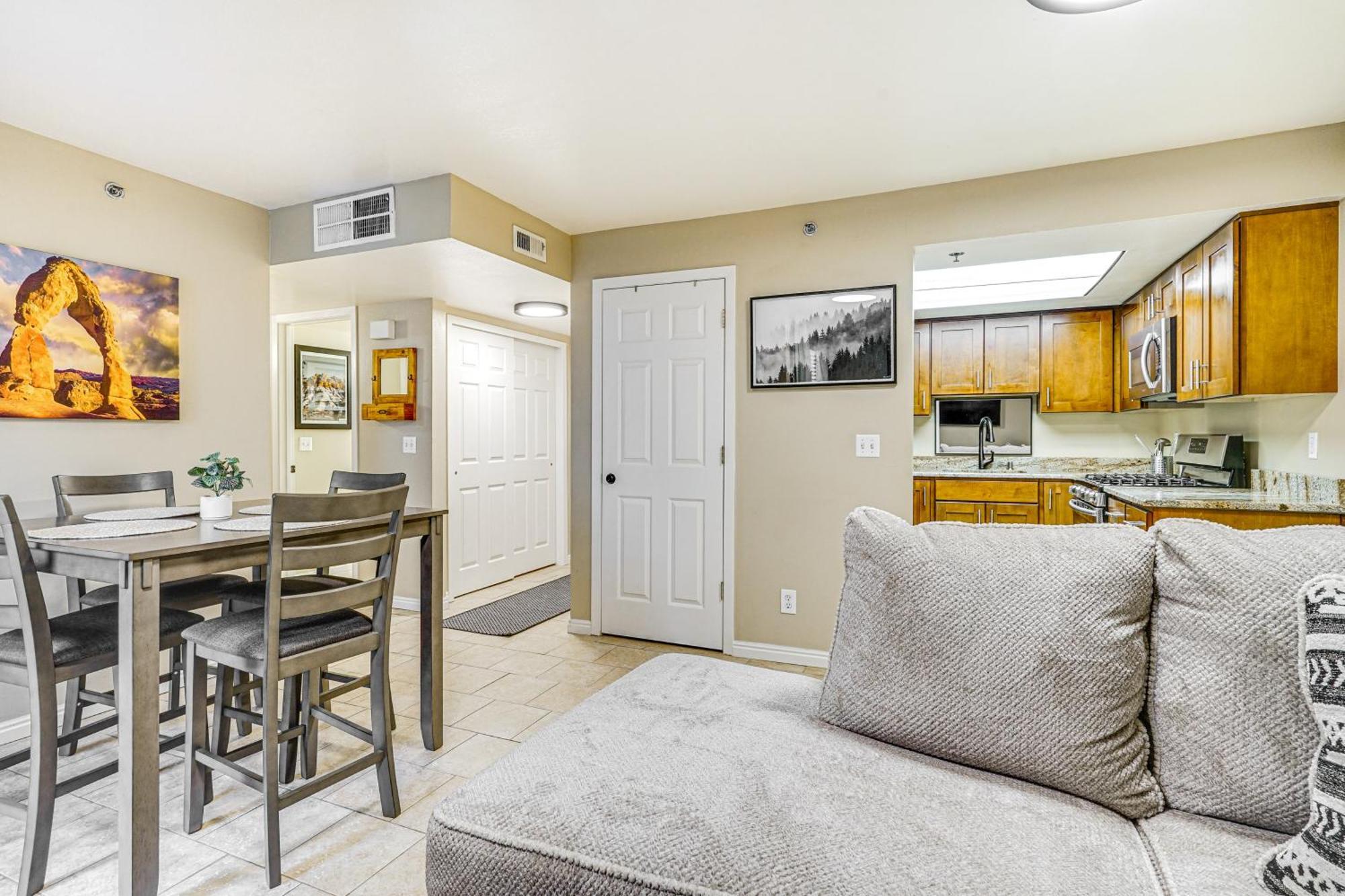 Apartment Cozy And Centrally Located Slc With Balcony!