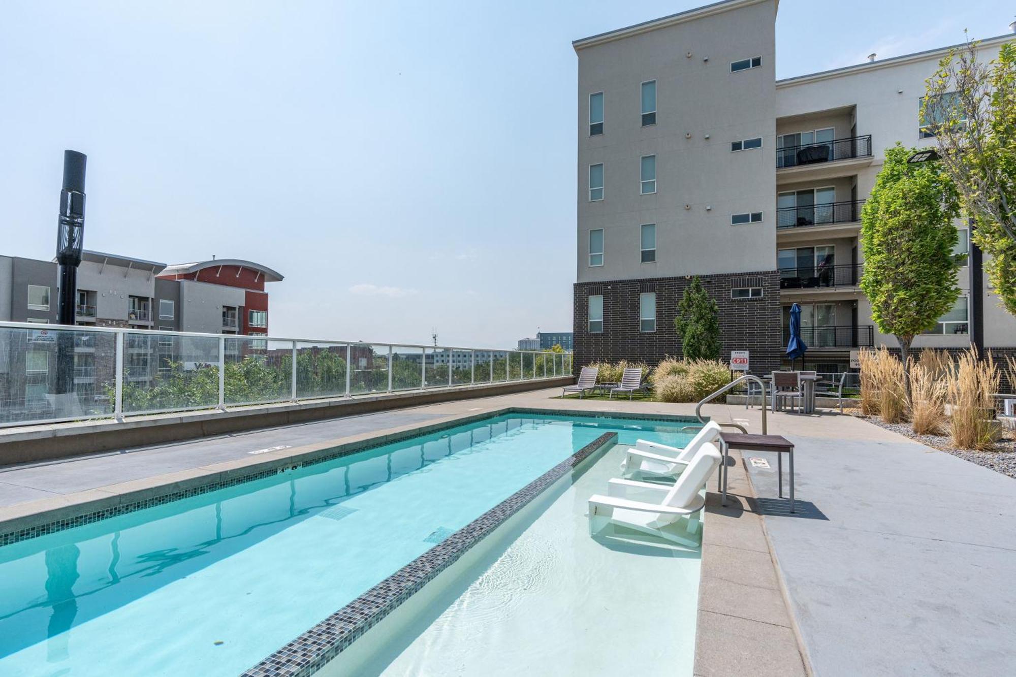 Lux Apt. Floor New Kingbed, Free Prkg Gym Pool *