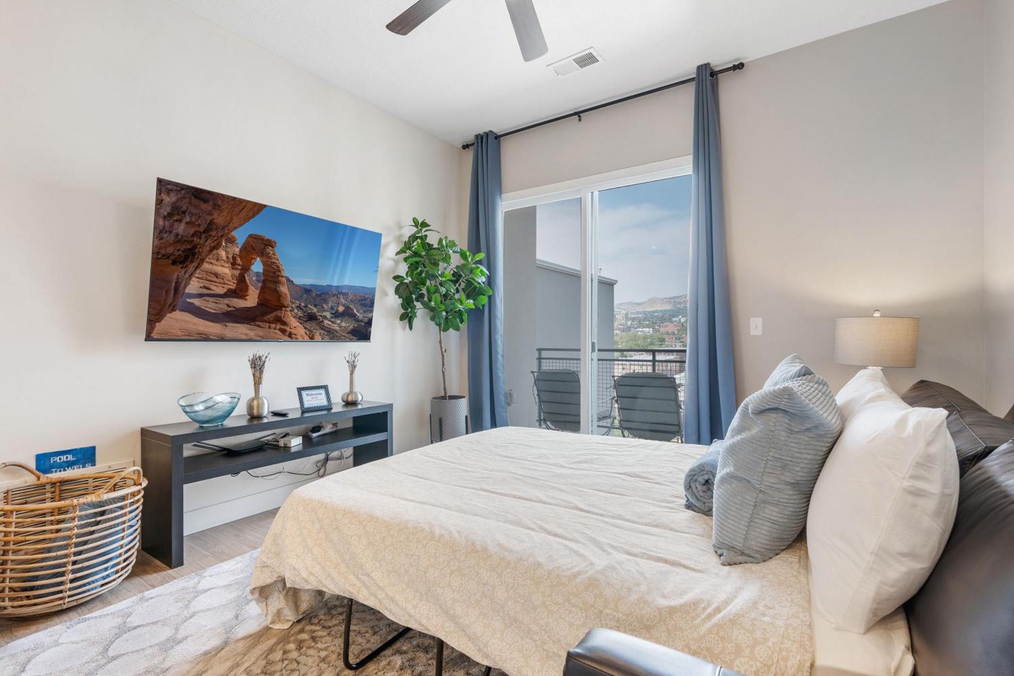 Lux Apt. Floor New Kingbed, Free Prkg Gym Pool * Salt Lake City