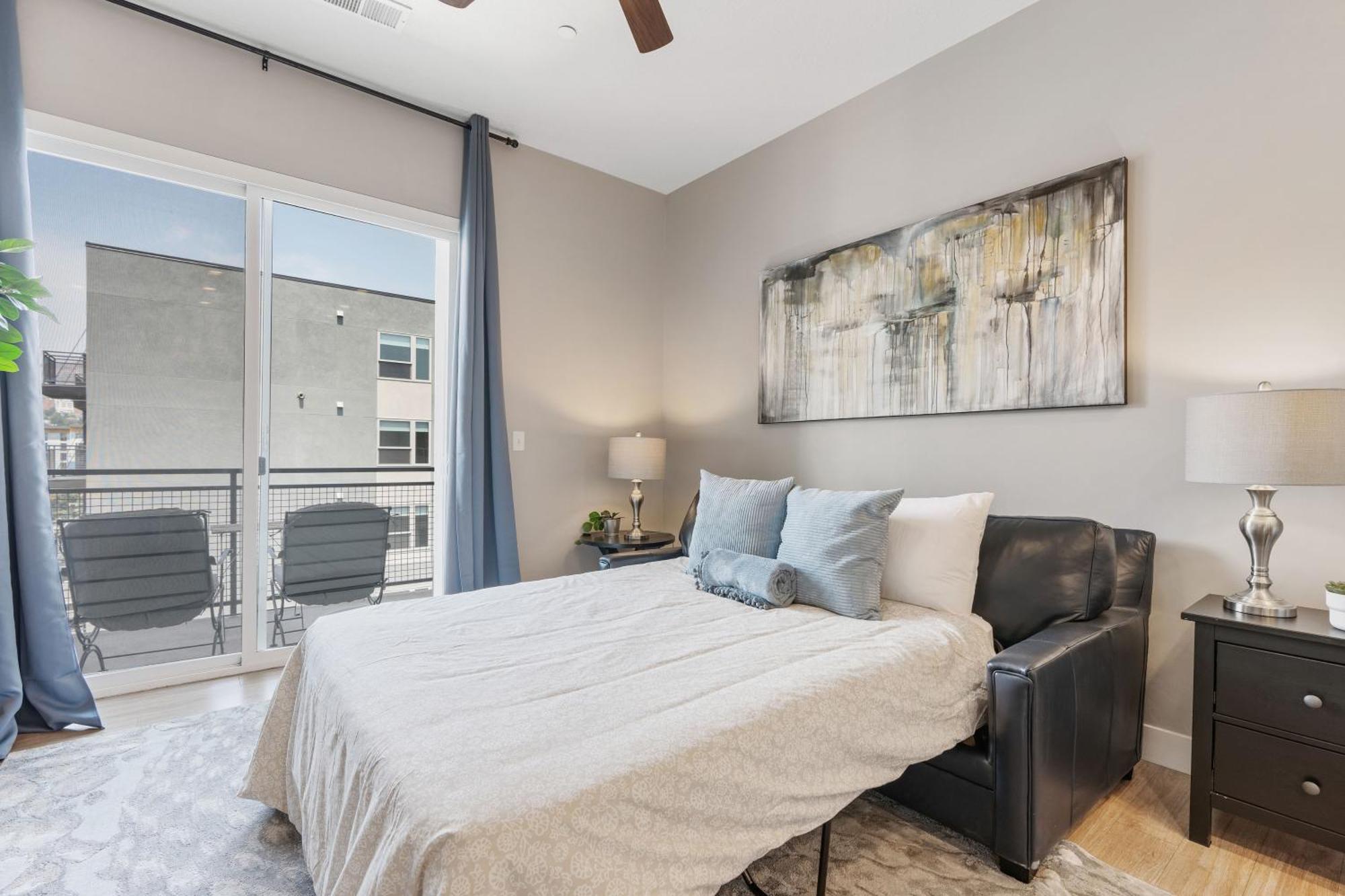 Lux Apt. Floor New Kingbed, Free Prkg Gym Pool Apartment