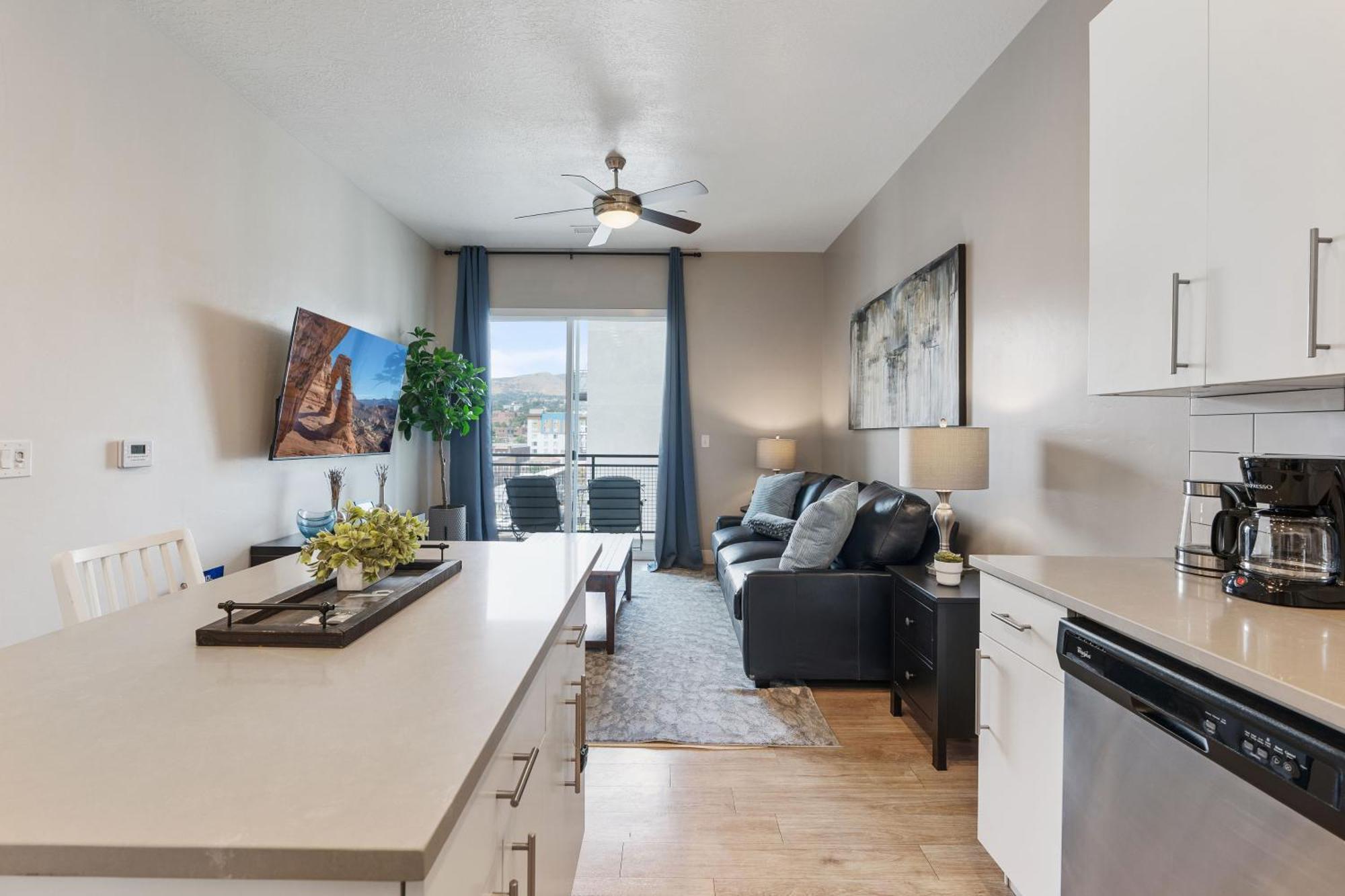 Lux Apt. Floor New Kingbed, Free Prkg Gym Pool Apartment Salt Lake City