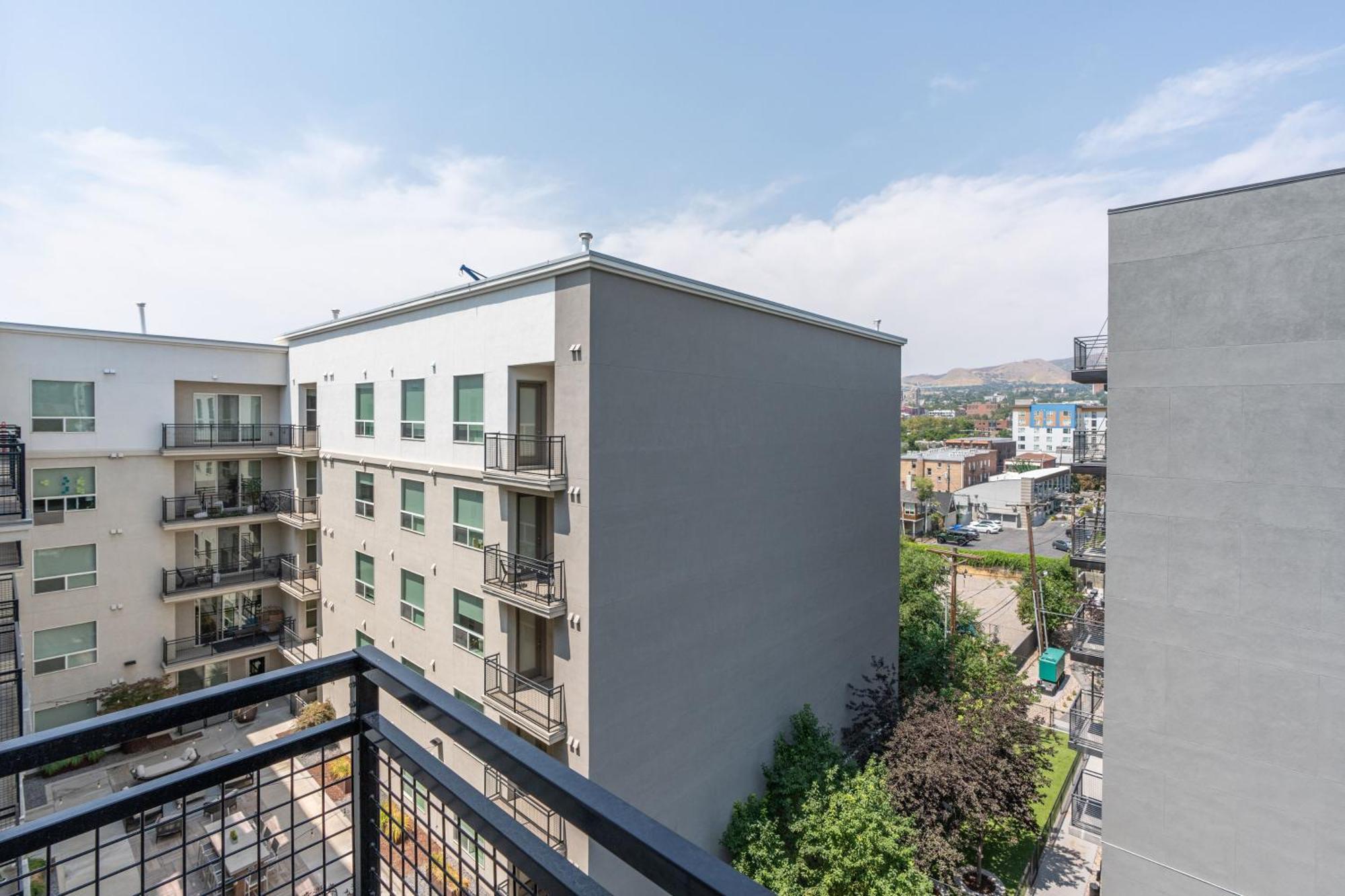 Lux Apt. Floor New Kingbed, Free Prkg Gym Pool Apartment *