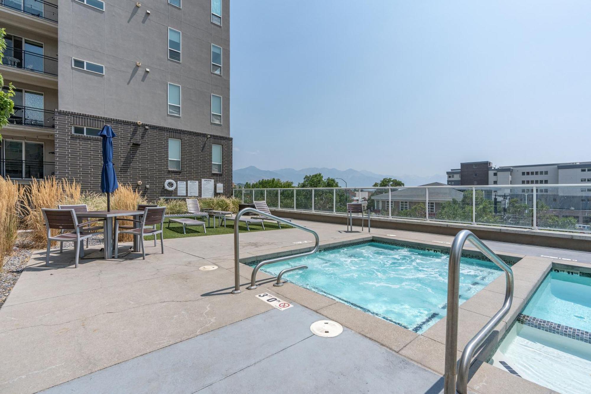 Lux Apt. Floor New Kingbed, Free Prkg Gym Pool *