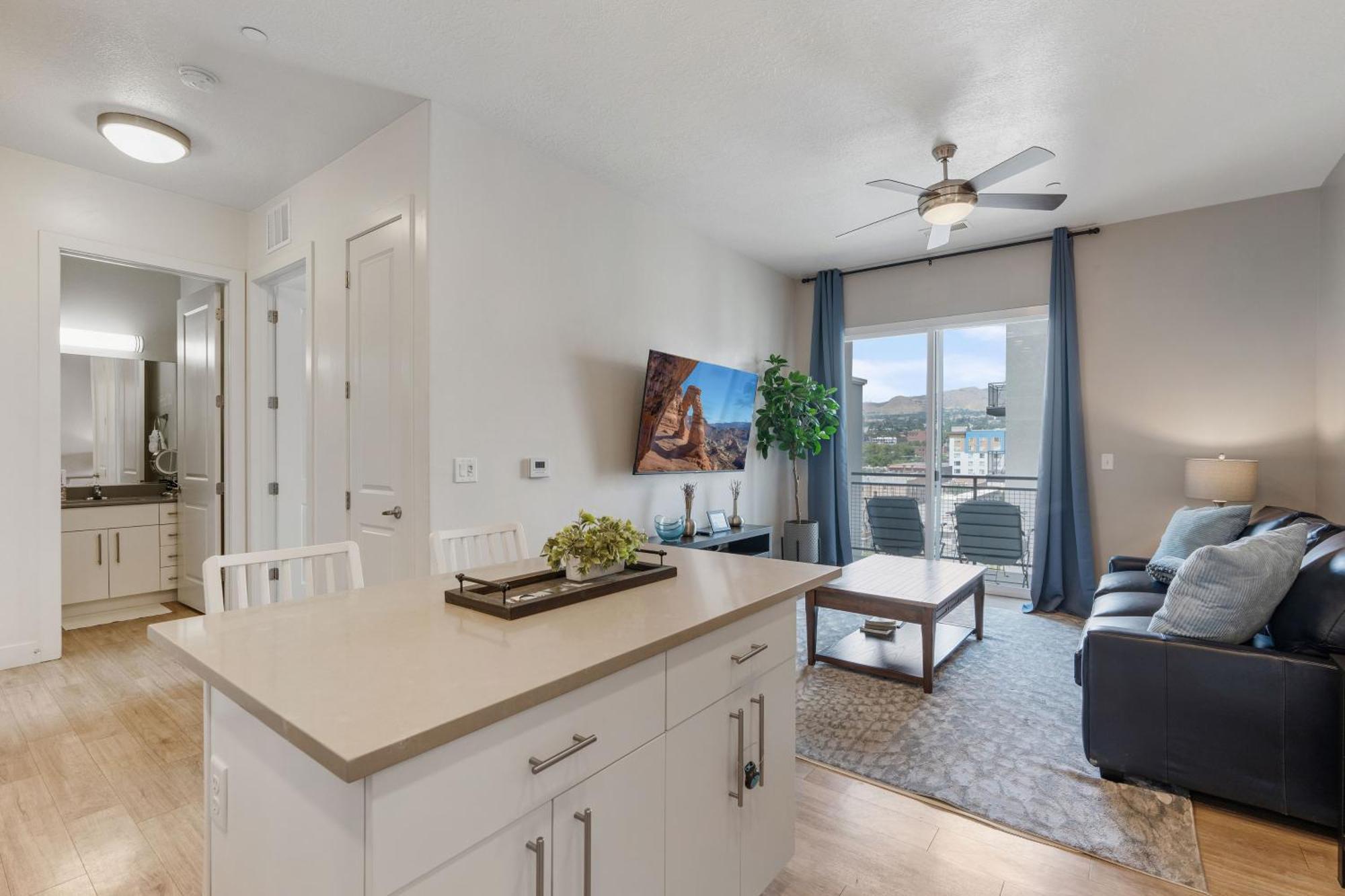 Apartment Lux Apt. Floor New Kingbed, Free Prkg Gym Pool