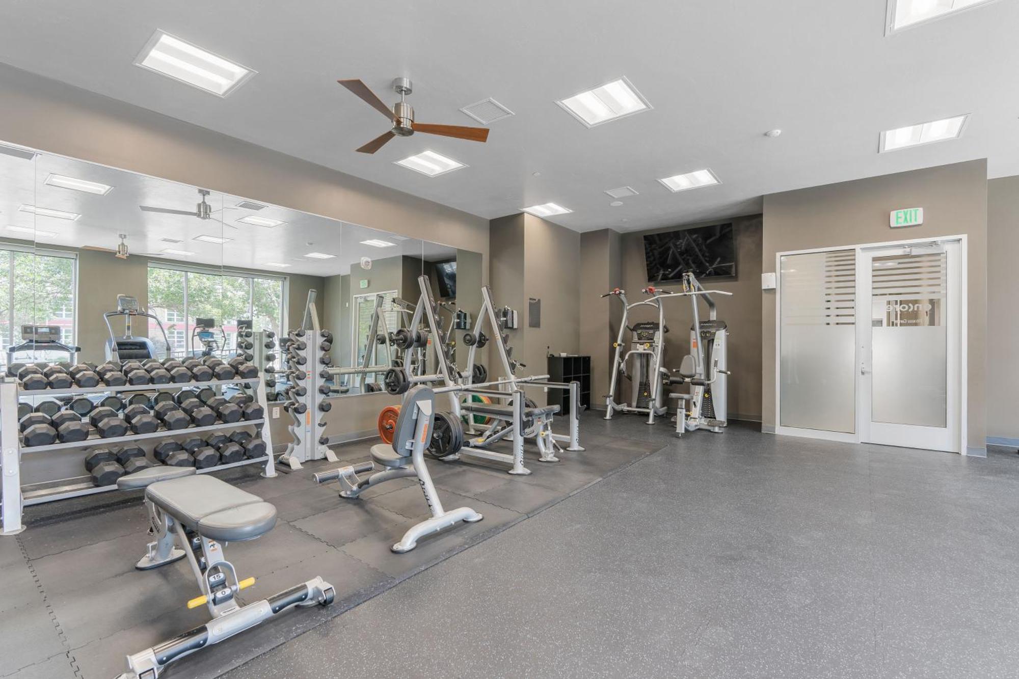 Lux Apt. Floor New Kingbed, Free Prkg Gym Pool