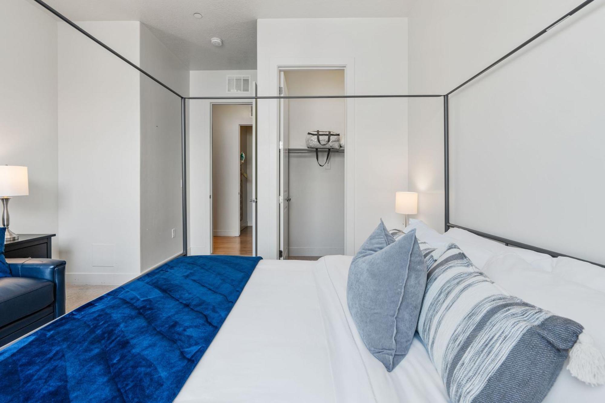 Lux Apt. Floor New Kingbed, Free Prkg Gym Pool Apartment Salt Lake City