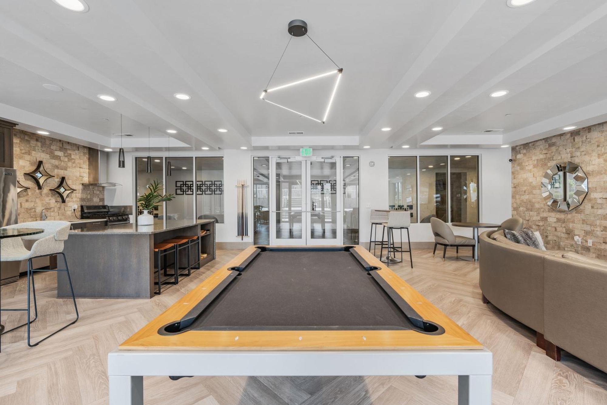 Lux Apt. Floor New Kingbed, Free Prkg Gym Pool *