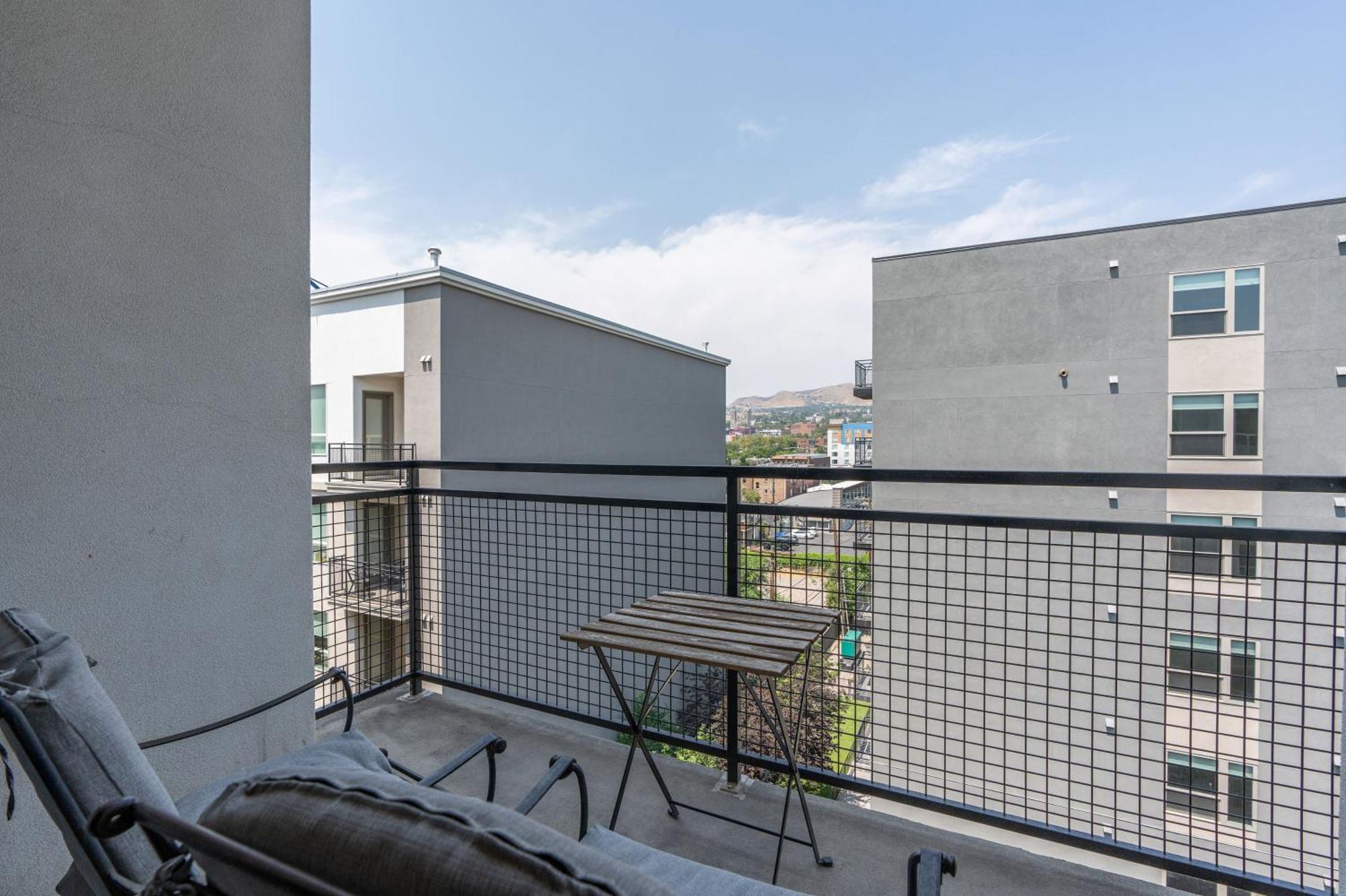 Lux Apt. Floor New Kingbed, Free Prkg Gym Pool Apartment
