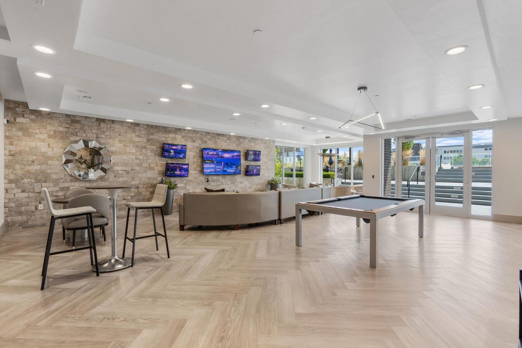 Lux Apt. Floor New Kingbed, Free Prkg Gym Pool Apartment