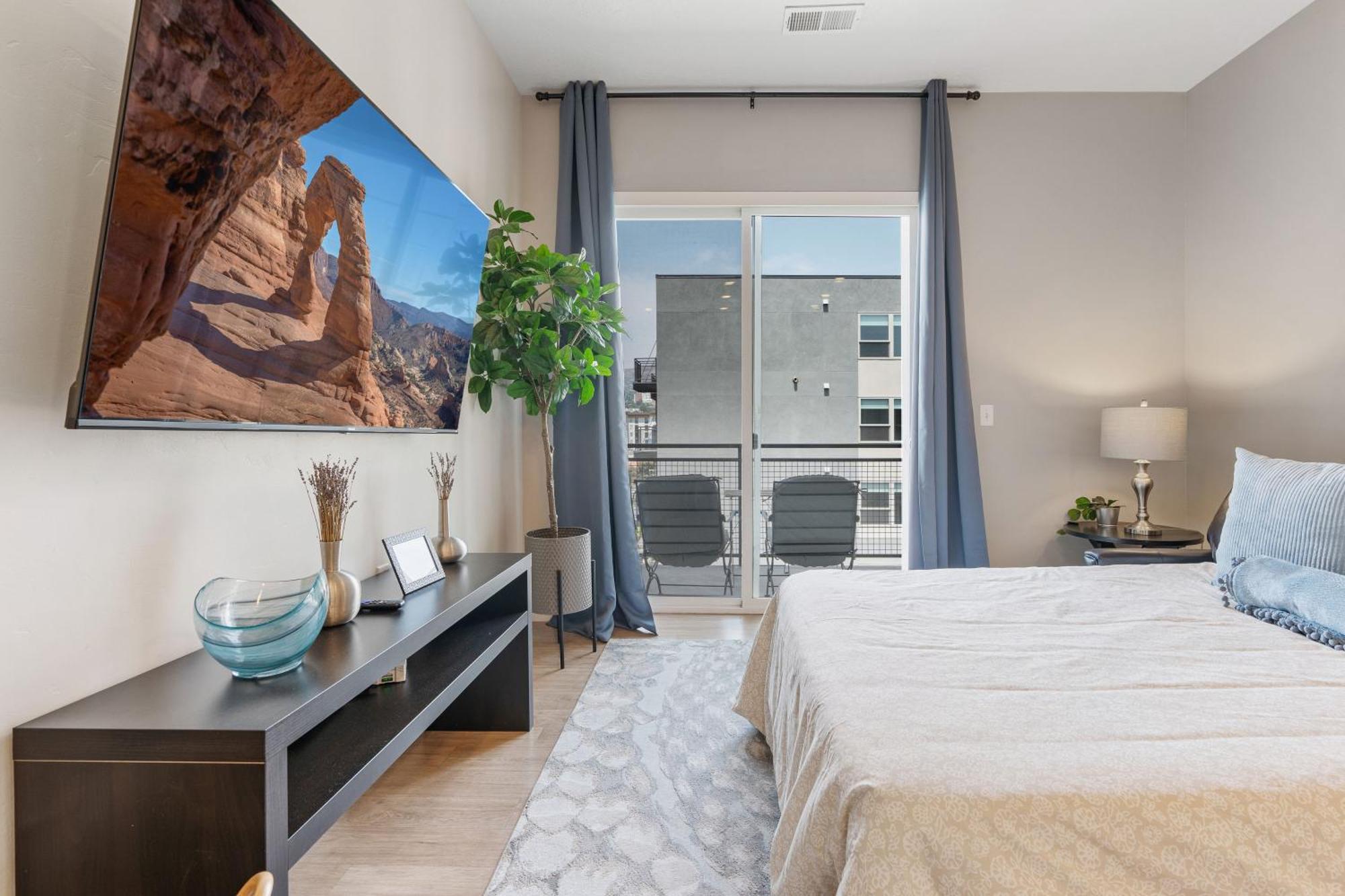 Lux Apt. Floor New Kingbed, Free Prkg Gym Pool