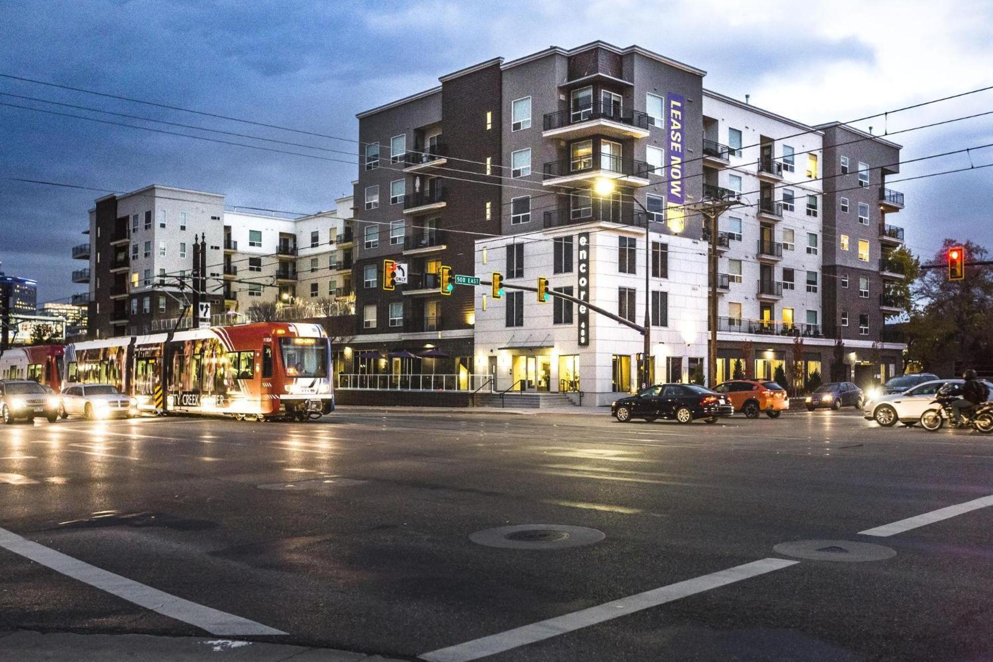Lux Apt. Floor New Kingbed, Free Prkg Gym Pool * Salt Lake City