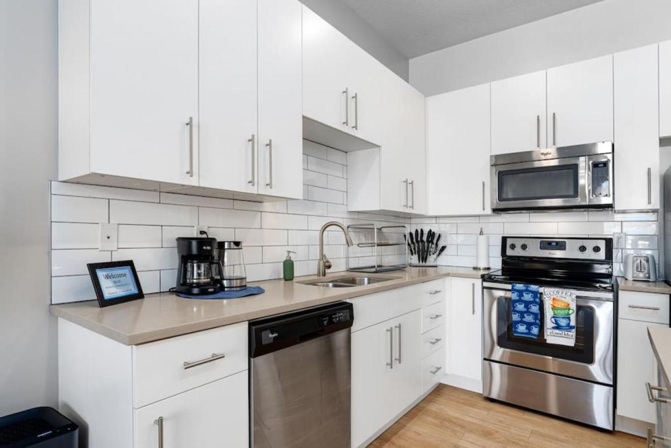 Lux Apt. Floor New Kingbed, Free Prkg Gym Pool Apartment Salt Lake City