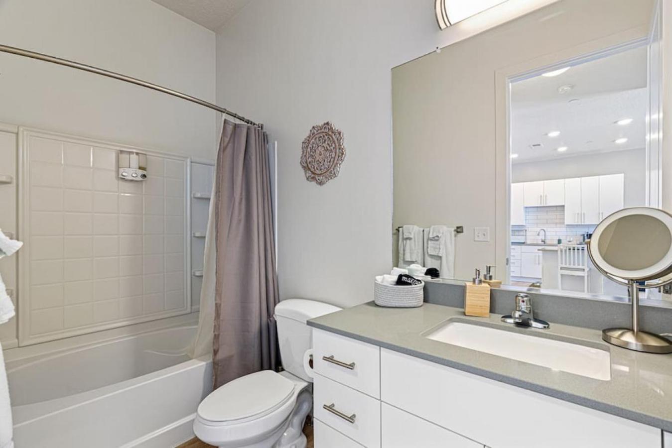 Lux Apt. Floor New Kingbed, Free Prkg Gym Pool * Salt Lake City