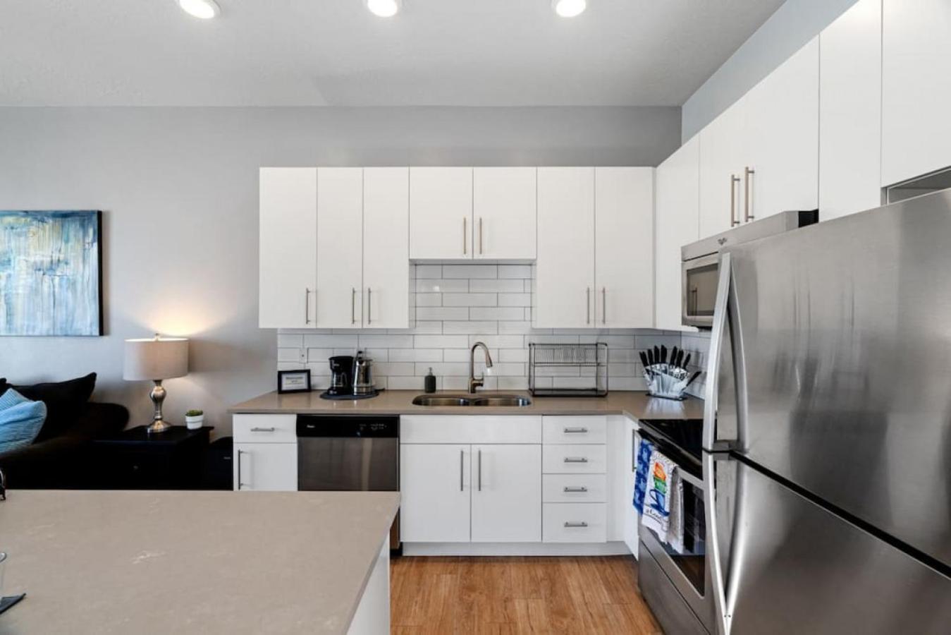 Lux Apt. Floor New Kingbed, Free Prkg Gym Pool Apartment Salt Lake City