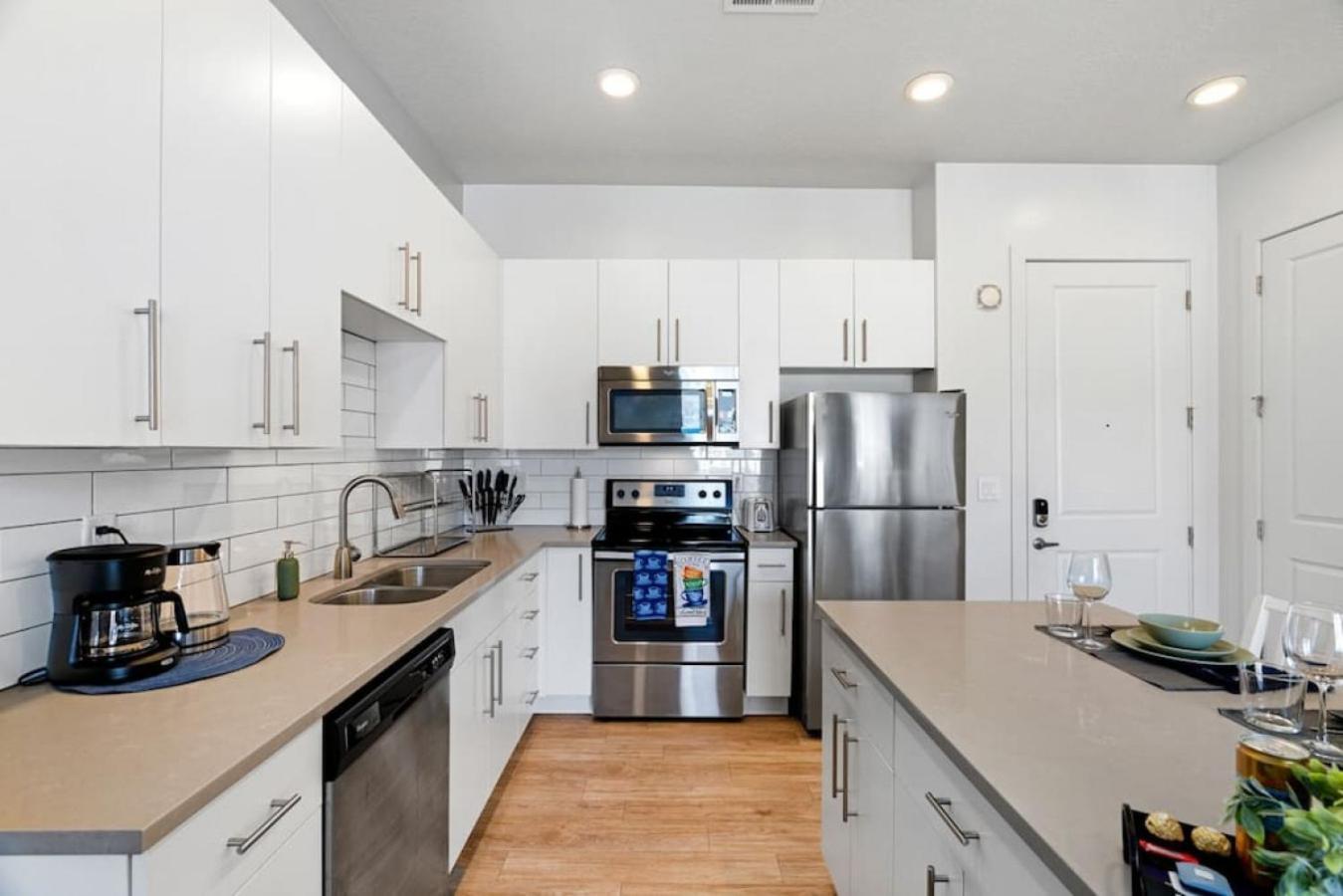 Lux Apt. Floor New Kingbed, Free Prkg Gym Pool * Salt Lake City