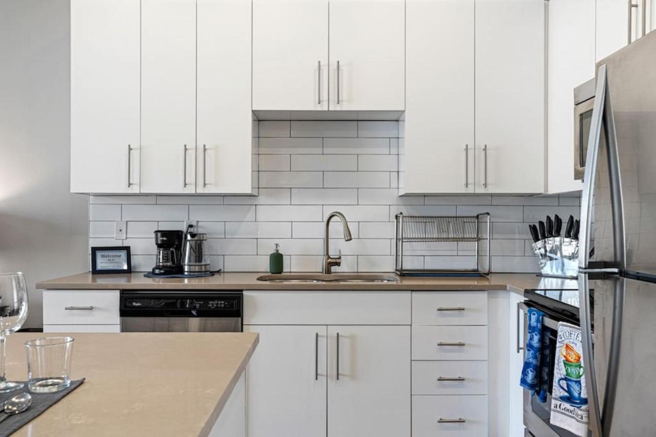 Lux Apt. Floor New Kingbed, Free Prkg Gym Pool Apartment