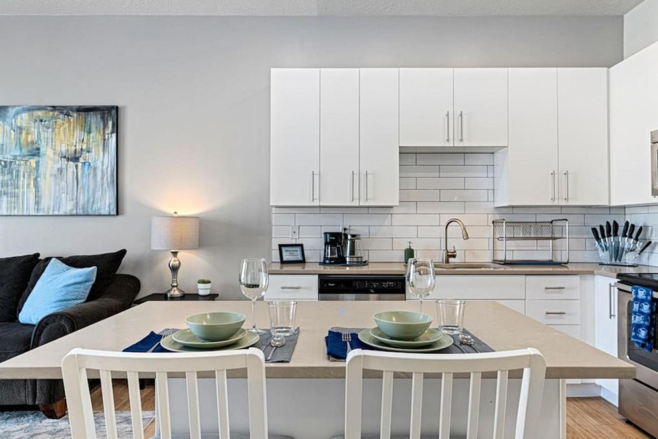 Lux Apt. Floor New Kingbed, Free Prkg Gym Pool Apartment *