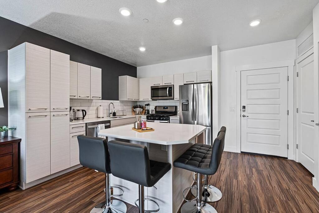 Beautiful, Opulent 1bd1ba- Amenities! *