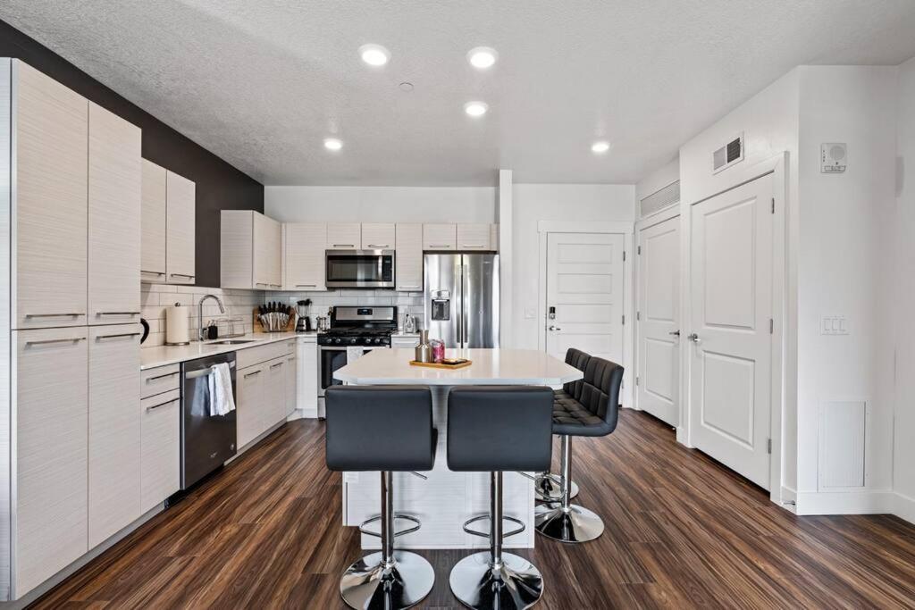 Beautiful, Opulent 1bd1ba- Amenities!