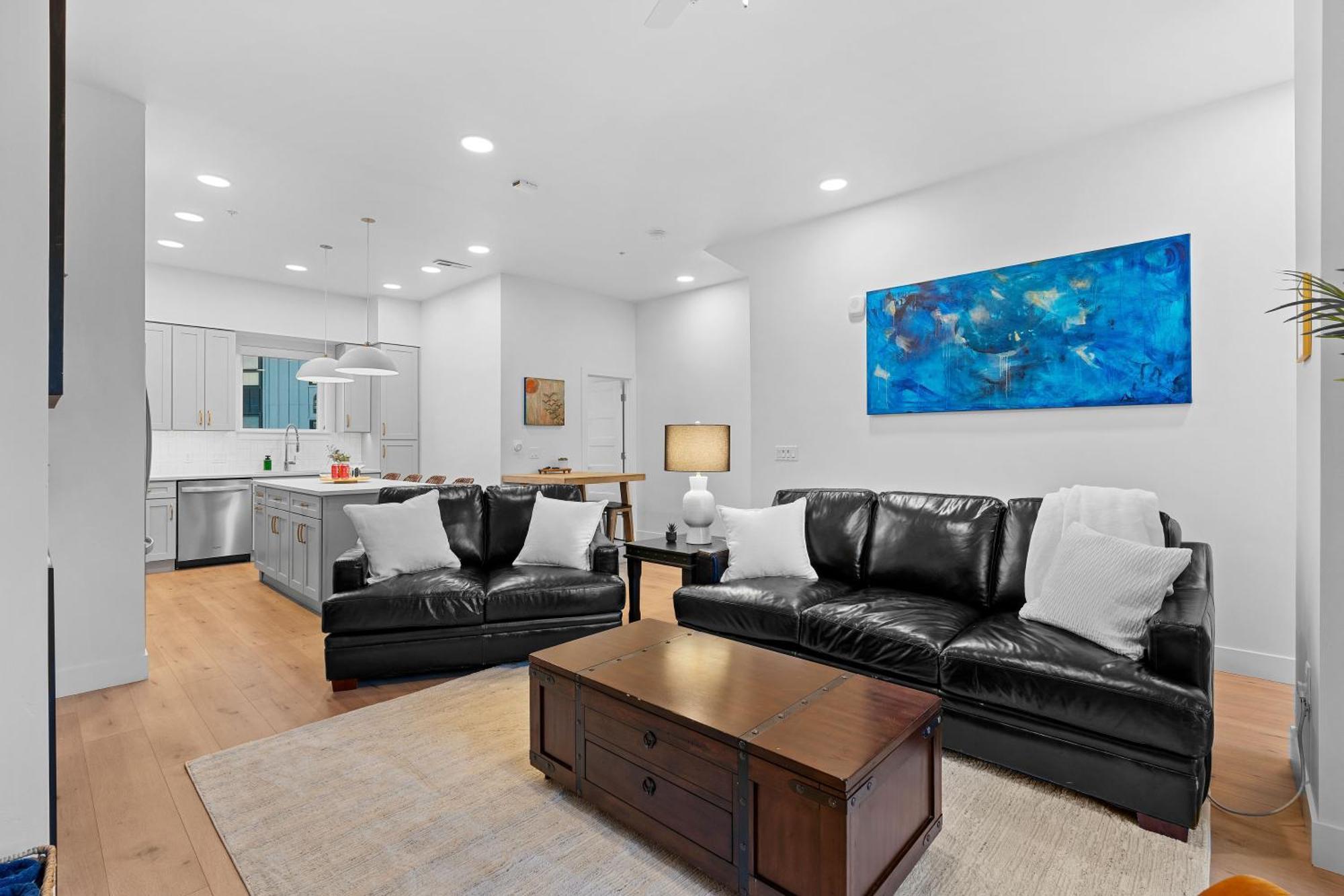 Downtown Lux Townhouse 3bd 3ba Apartment *