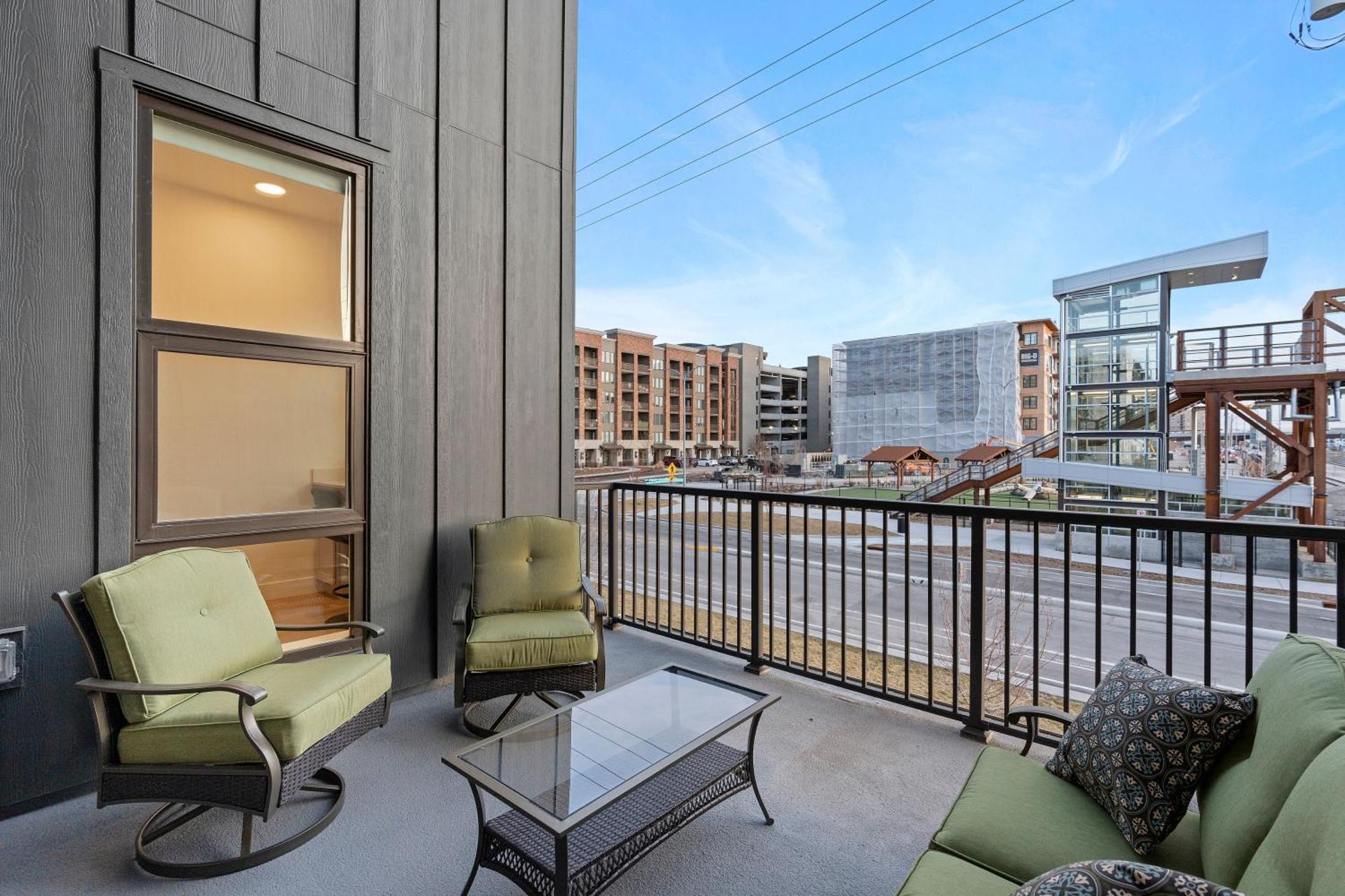 Downtown Lux Townhouse 3bd 3ba *