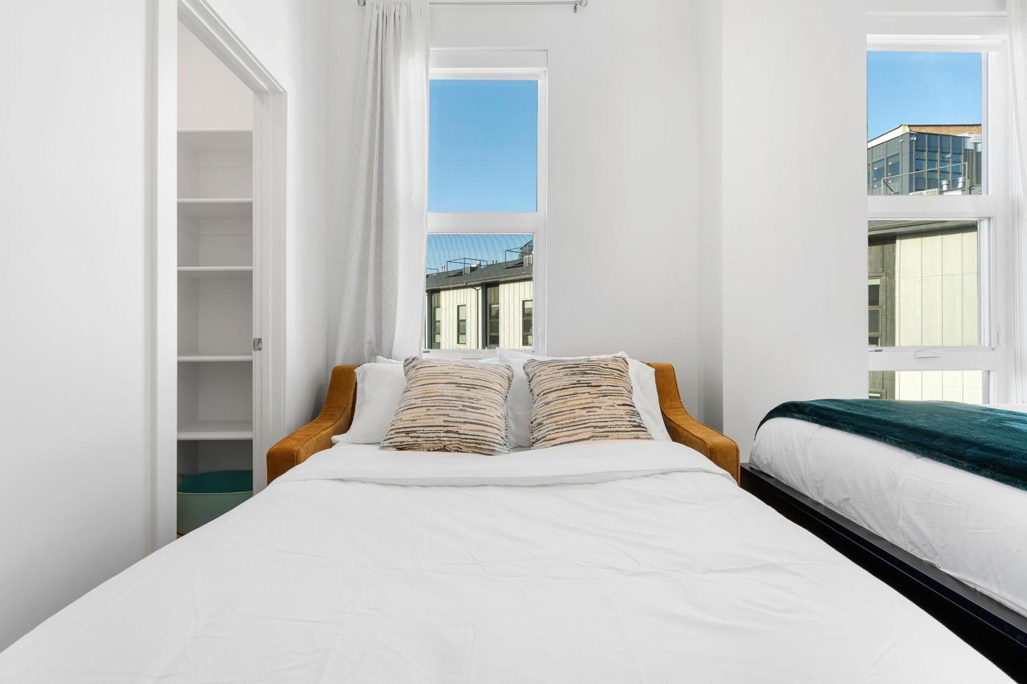 Downtown Lux Townhouse 3bd 3ba Apartment