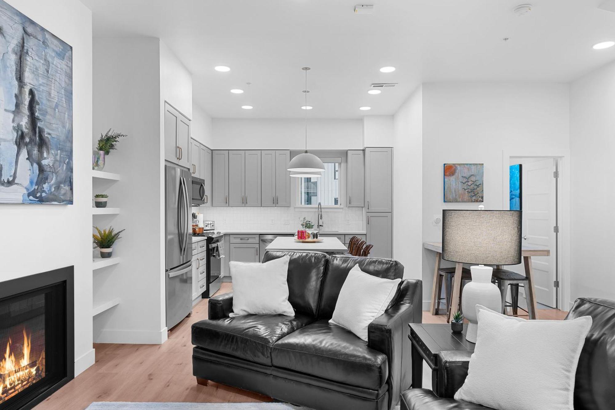 Downtown Lux Townhouse 3bd 3ba